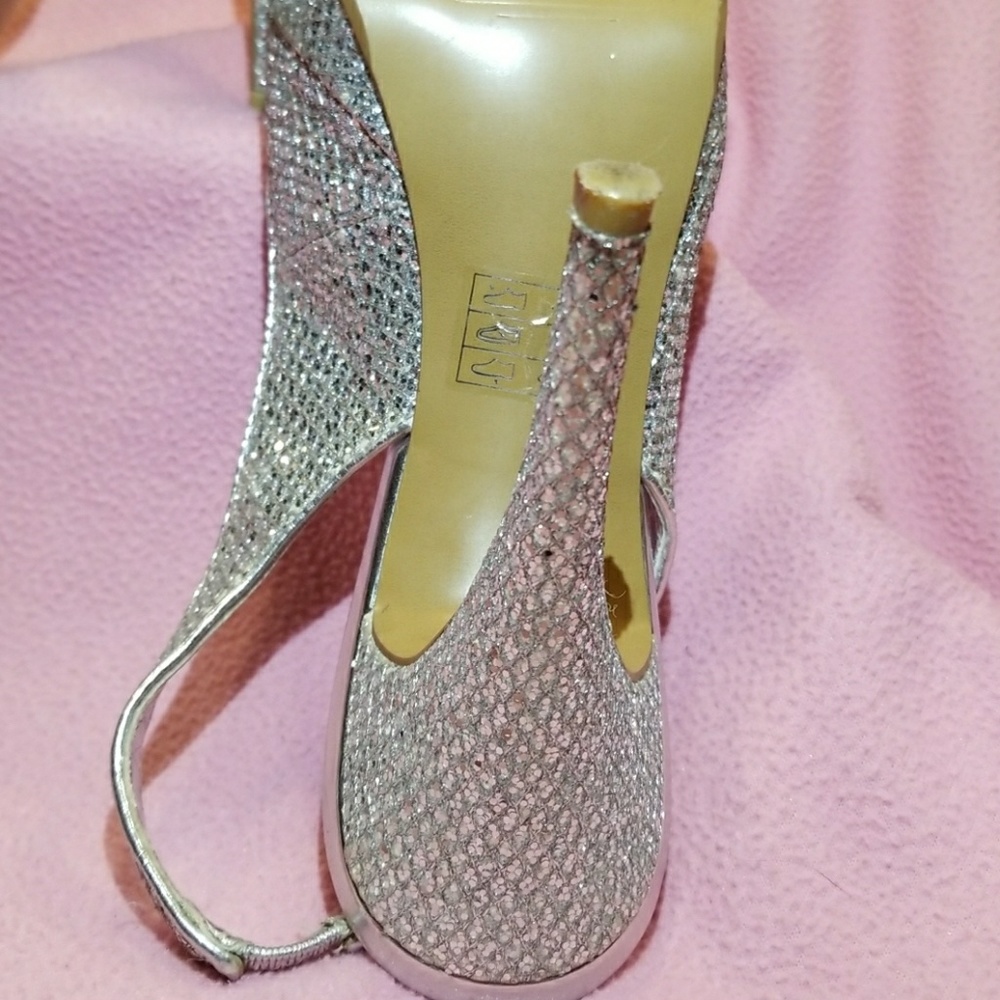 CINDERELLA'S SHOE - Picture 2 of 4